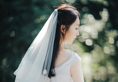 现在结婚谁还把头发全部盘起来！ 2023年影楼新娘半披发型成新流行