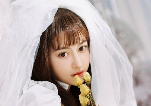 现在结婚谁还把头发全部盘起来！ 2023年影楼新娘半披发型成新流行