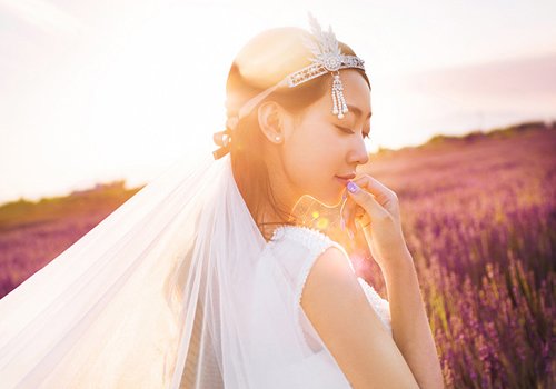 现在结婚谁还把头发全部盘起来！ 2023年影楼新娘半披发型成新流行