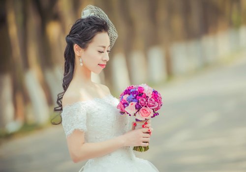 现在结婚谁还把头发全部盘起来！ 2023年影楼新娘半披发型成新流行