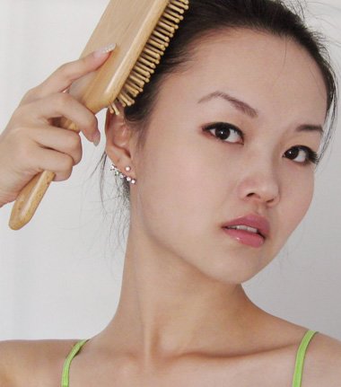 秋季掉头发厉害正常吗 发根不牢固掉头发怎么办