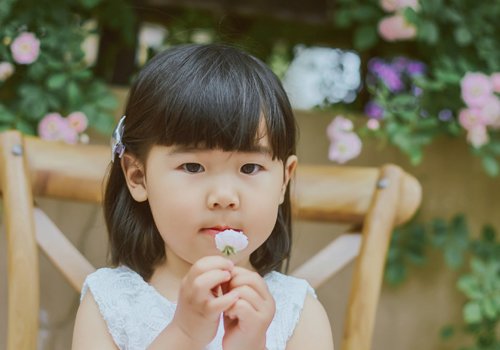今年女孩齐刘海短发依旧流行 让女孩变文静清新的齐刘海短直发