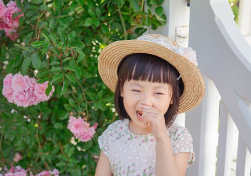 今年女孩齐刘海短发依旧流行 让女孩变文静清新的齐刘海短直发