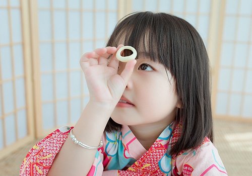 今年女孩齐刘海短发依旧流行 让女孩变文静清新的齐刘海短直发