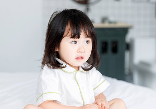 今年女孩齐刘海短发依旧流行 让女孩变文静清新的齐刘海短直发
