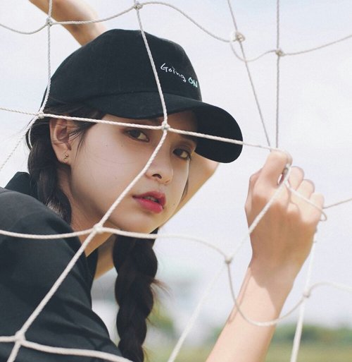 00后女生戴鸭舌帽扎什么头发好看 21年双麻花辫与鸭舌帽是绝配