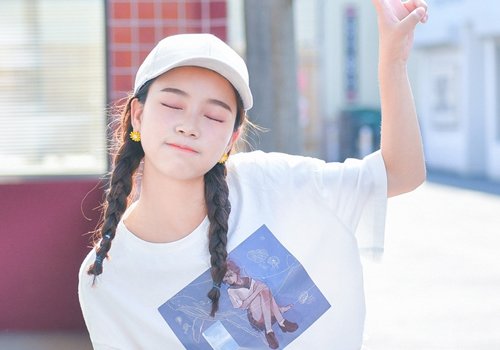00后女生戴鸭舌帽扎什么头发好看 21年双麻花辫与鸭舌帽是绝配