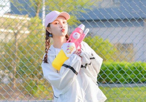 00后女生戴鸭舌帽扎什么头发好看 21年双麻花辫与鸭舌帽是绝配