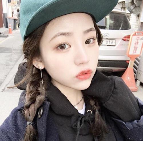 00后女生戴鸭舌帽扎什么头发好看 21年双麻花辫与鸭舌帽是绝配