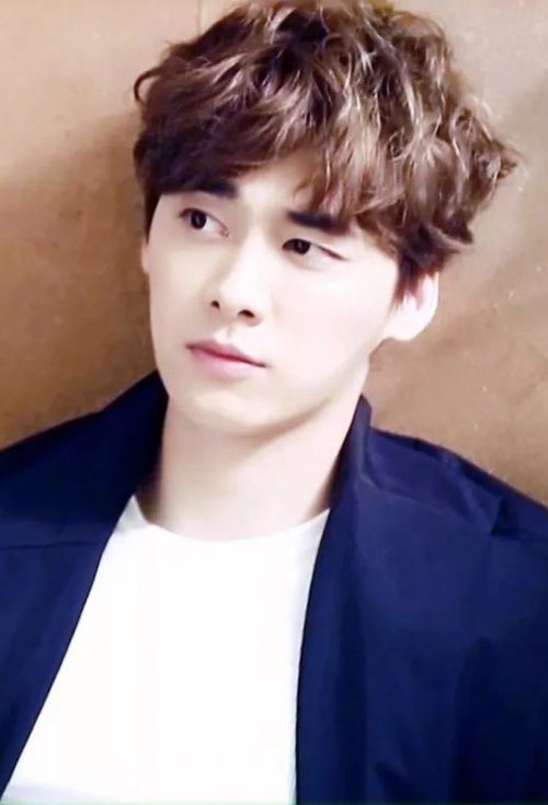 自然卷适合什么发型 男生染什么颜色头发好看