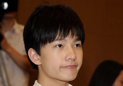 有了时尚烫发大脸那又怎么样 脸大的男生适合烫什么发型不难解决