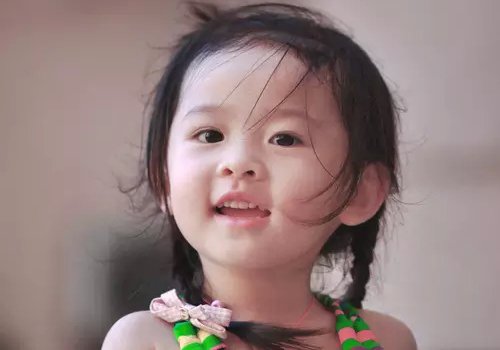 3岁女宝宝头发怎么扎才好看 女幼童做扎发软发质至关重要