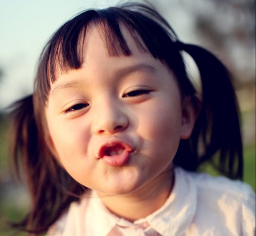 3岁女宝宝头发怎么扎才好看 女幼童做扎发软发质至关重要