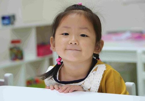 3岁女宝宝头发怎么扎才好看 女幼童做扎发软发质至关重要