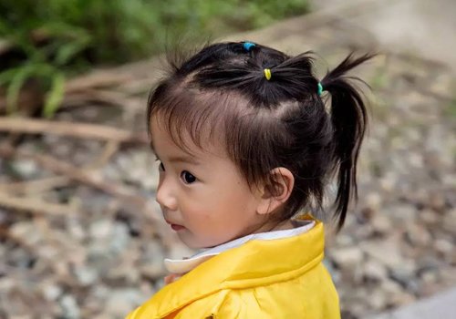 3岁女宝宝头发怎么扎才好看 女幼童做扎发软发质至关重要