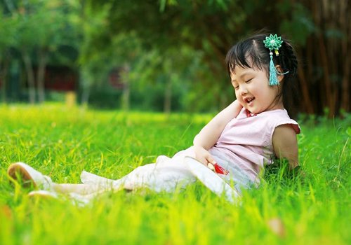 2岁宝宝发型是扎起来的多还是散的多 小女孩发型扎法不止羊角辫一种