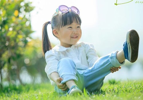 2岁宝宝发型是扎起来的多还是散的多 小女孩发型扎法不止羊角辫一种
