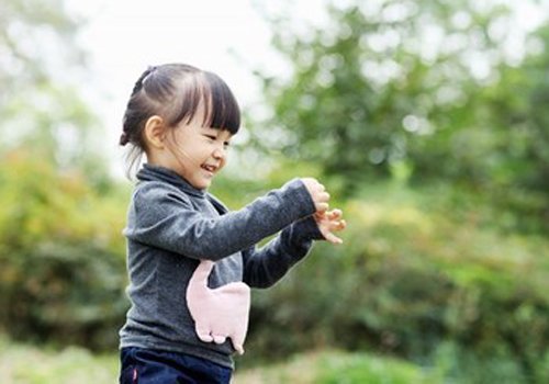 2岁宝宝发型是扎起来的多还是散的多 小女孩发型扎法不止羊角辫一种