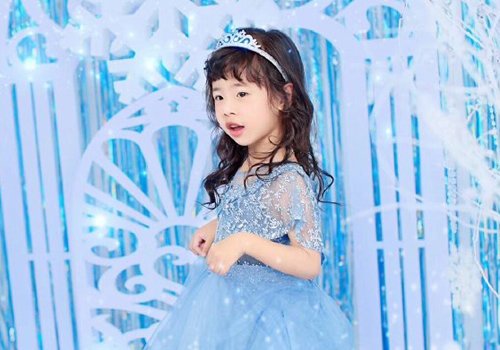 2023年了儿童新发型都是怎么梳的 小女孩的发型梳出童真状态才最好
