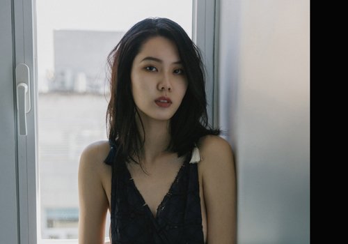 方脸适合烫发还是直发 方脸女生只要别剪短刘海长发怎么梳都好看