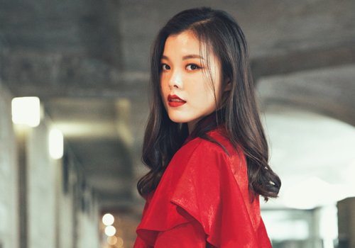方脸适合烫发还是直发 方脸女生只要别剪短刘海长发怎么梳都好看