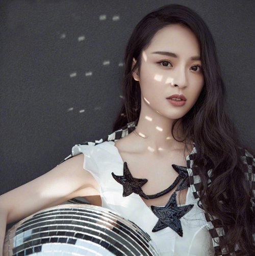 方脸适合烫发还是直发 方脸女生只要别剪短刘海长发怎么梳都好看