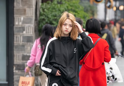 到肩膀的头发怎么打理不尴尬 资深发型师安利这5款女生中发造型
