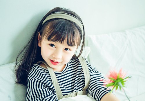 发箍+长发打造婉约小淑女 小女孩甜美时尚发箍款式