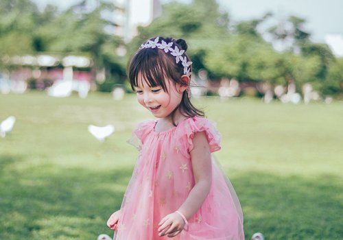 发箍+长发打造婉约小淑女 小女孩甜美时尚发箍款式