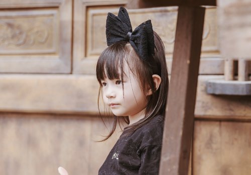 发箍+长发打造婉约小淑女 小女孩甜美时尚发箍款式