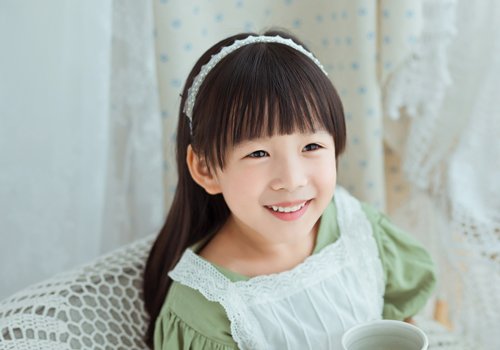 发箍+长发打造婉约小淑女 小女孩甜美时尚发箍款式