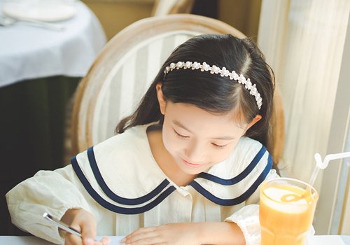 发箍+长发打造婉约小淑女 小女孩甜美时尚发箍款式