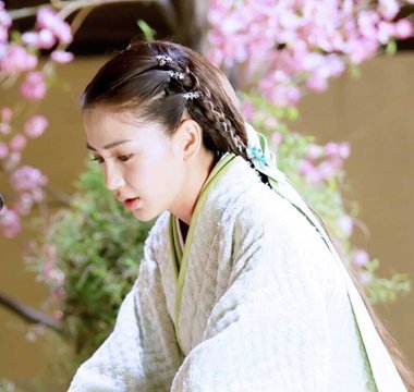 杨颖坠马髻怎么梳 古代女子坠马髻背面怎么梳