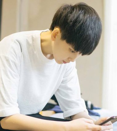 头顶扁塌适合什么发型 男生头发细软扁塌发型