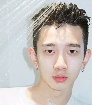 头顶扁塌适合什么发型 男生头发细软扁塌发型