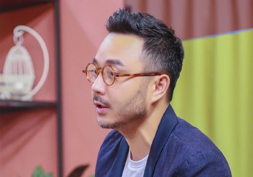 方脸男生适合什么发型 看看汪涵的发型只要把脸型能拉长就ok了