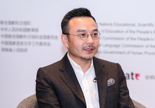 方脸男生适合什么发型 看看汪涵的发型只要把脸型能拉长就ok了