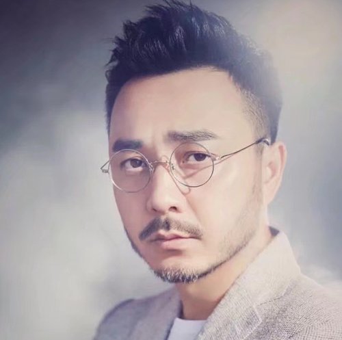 方脸男生适合什么发型 看看汪涵的发型只要把脸型能拉长就ok了
