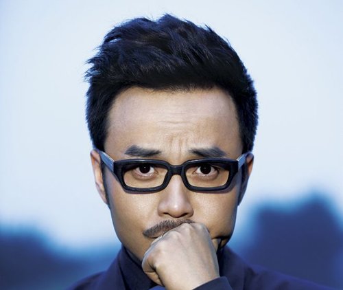 方脸男生适合什么发型 看看汪涵的发型只要把脸型能拉长就ok了