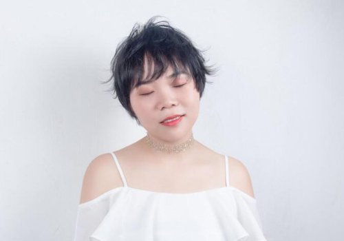 中年妈妈梳短发真年轻时髦 40+女士小众短发烫发造型设计感十足