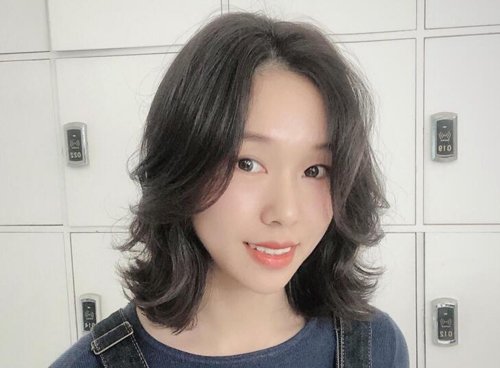 头顶头发少女生适合的中短烫发图片 慵懒气质头发瞬间变多