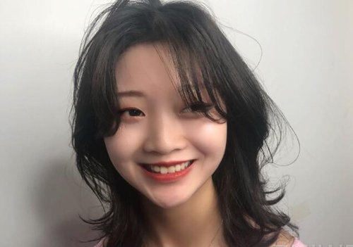头顶头发少女生适合的中短烫发图片 慵懒气质头发瞬间变多