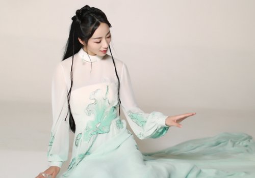 春天穿古装头发怎么扎才时尚 长发女生梳古装扎发简约一些更清新淡雅