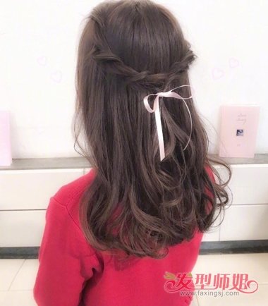 烫了卷发怎么扎 两股麻花辫半扎发与任何卷发都能配