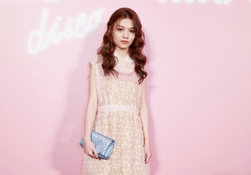 梳长发蛋卷头的女生都不是甜美少女 女生百变蛋卷头烫发妩媚与可爱并存