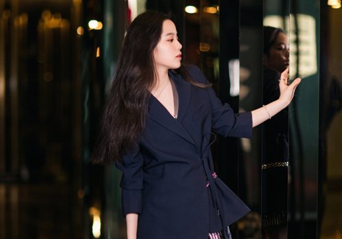 梳长发蛋卷头的女生都不是甜美少女 女生百变蛋卷头烫发妩媚与可爱并存