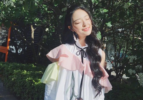梳长发蛋卷头的女生都不是甜美少女 女生百变蛋卷头烫发妩媚与可爱并存