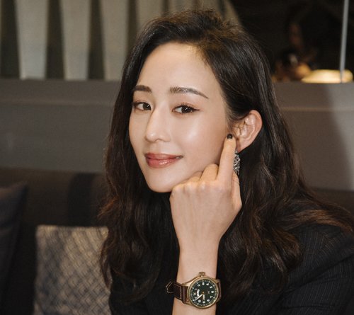 梳长发蛋卷头的女生都不是甜美少女 女生百变蛋卷头烫发妩媚与可爱并存