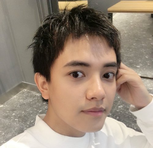 发际线逆天男生刘海不必到眉毛 发际线高男生梳超短刘海发型自然修颜