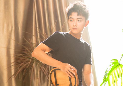发际线逆天男生刘海不必到眉毛 发际线高男生梳超短刘海发型自然修颜